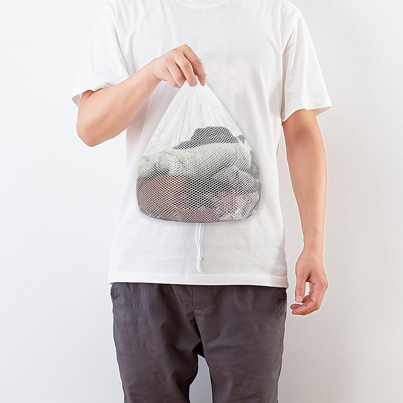 Large capacity polyester mesh laundry bag with lockable drawstring for delicates