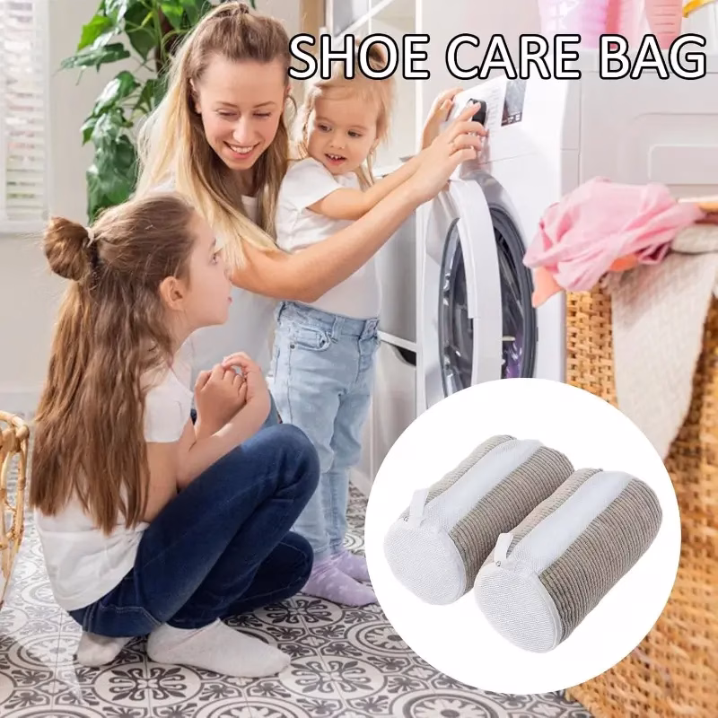 Durable shoe cleaning bag with zipper closure